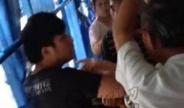 爆料公交车老人打架视频,一场意外的肢体冲突引发众议