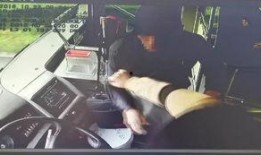 爆料公交车老人打架视频,一场意外的肢体冲突引发众议